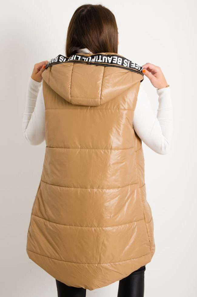 DŁUGA ASYMETRYCZNA KAMIZELKA Z OZDOBNYM PASEM- BRĄZOWA