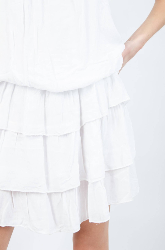 BIAŁA WARSTWOWA SUKIENKA BEZ RAMIĄCZEK 