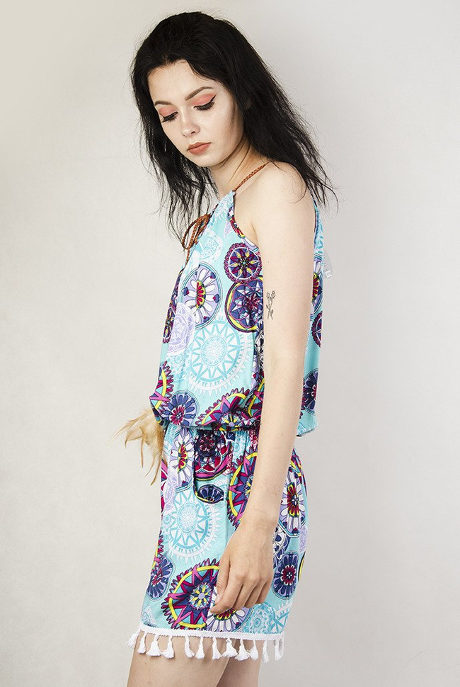 Jasnoniebieski kombinezon w kolorowe wzory