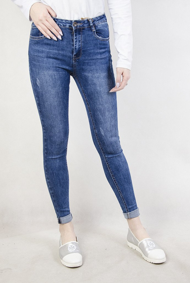 Spodnie jeansowe z przetarciami oraz wywijaną nogawką