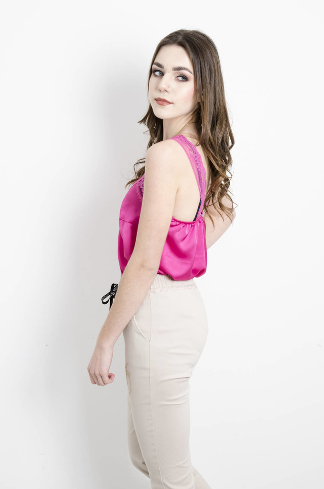 SATYNOWY TOP NA RAMIACZKACH WYKOŃCZONY KORONKĄ - RÓŻOWY