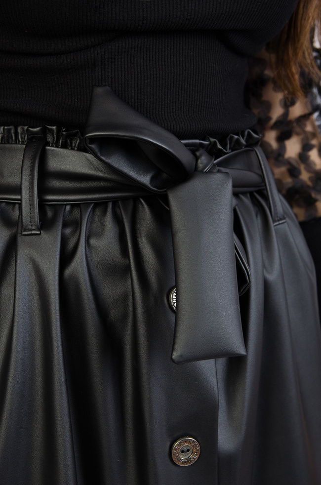 WOSKOWANA SPÓDNICA MIDI W KOLORZE CZARNYM 