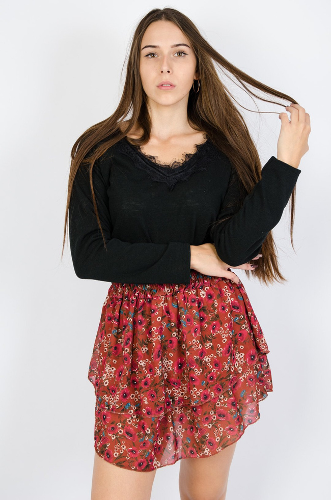 Czarna bluzka z koronką na plecach