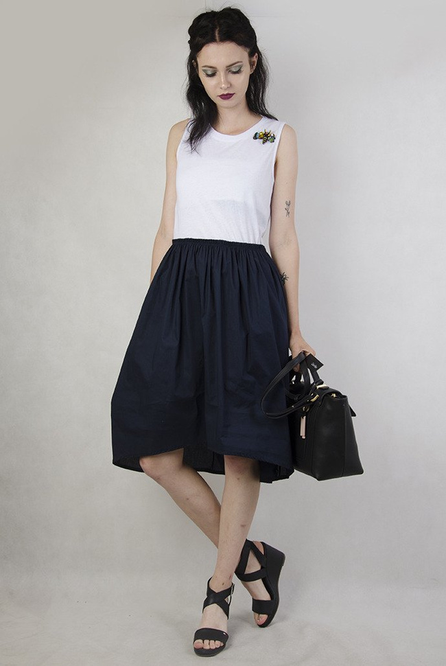 Sukienka biało granatowa z przypinką