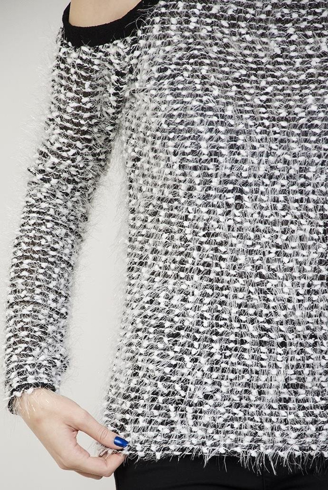 Włochaty sweterek z golfem i rozcięciami na ramionach