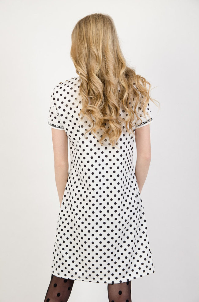Biała sukienka w czarne grochy i złotymi guzikami