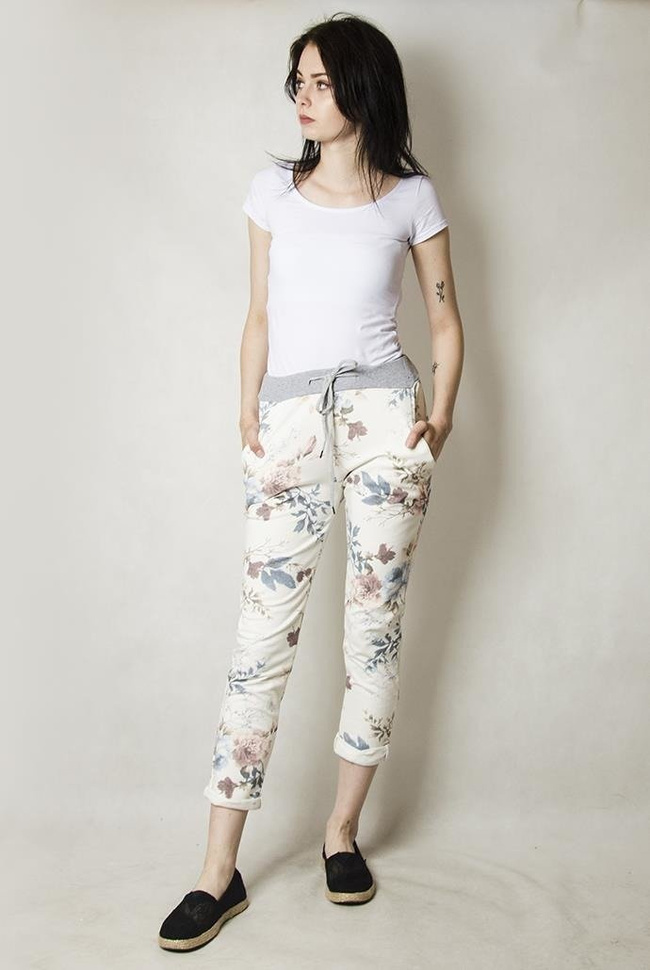 Białe spodnie dresowe w kwiaty