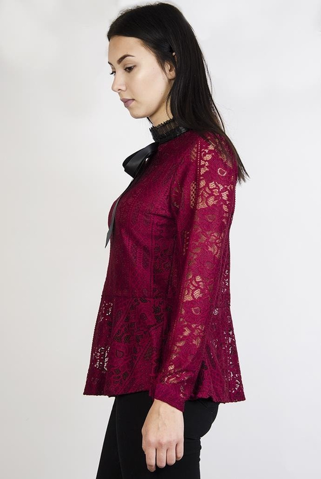 Bordowa bluzka z baskinką i czarnymi wstawkami