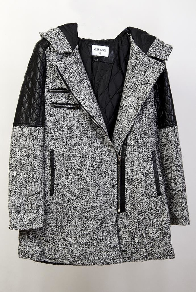 Jasnoszary płaszcz z kapturem i czarnymi wstawkami