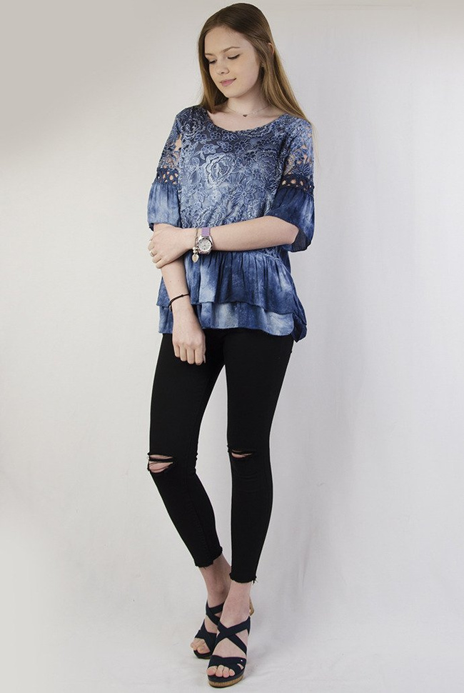 Niebieska, cieniowana bluzka z falbanką