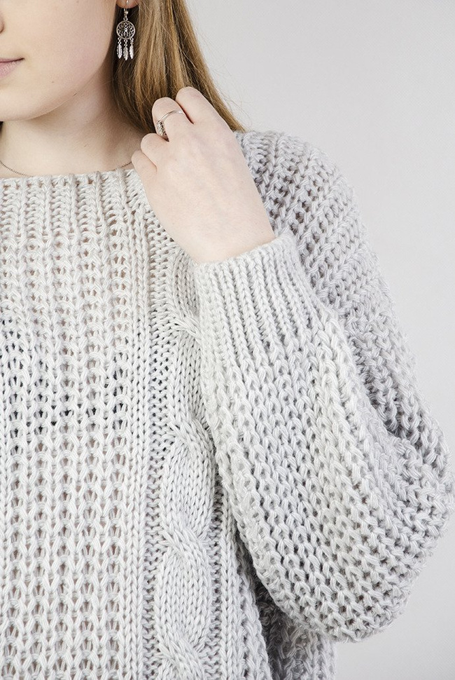 Szary sweter z szarpaniami po bokach