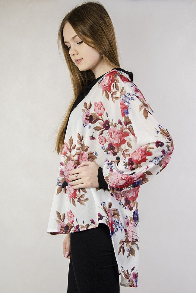 Biała bluzka w kwiaty wiązana przy dekolcie