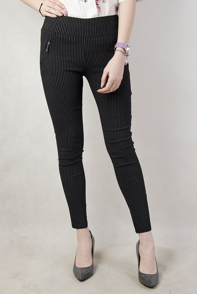 Czarne spodnie w białe paski