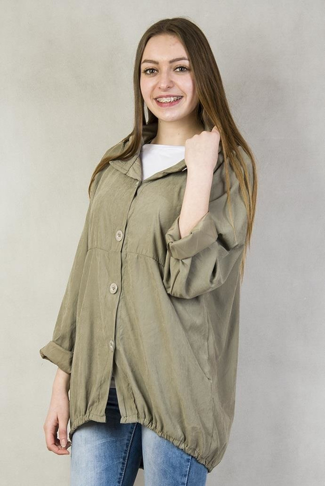 Zielona narzutka zapinana na guziki