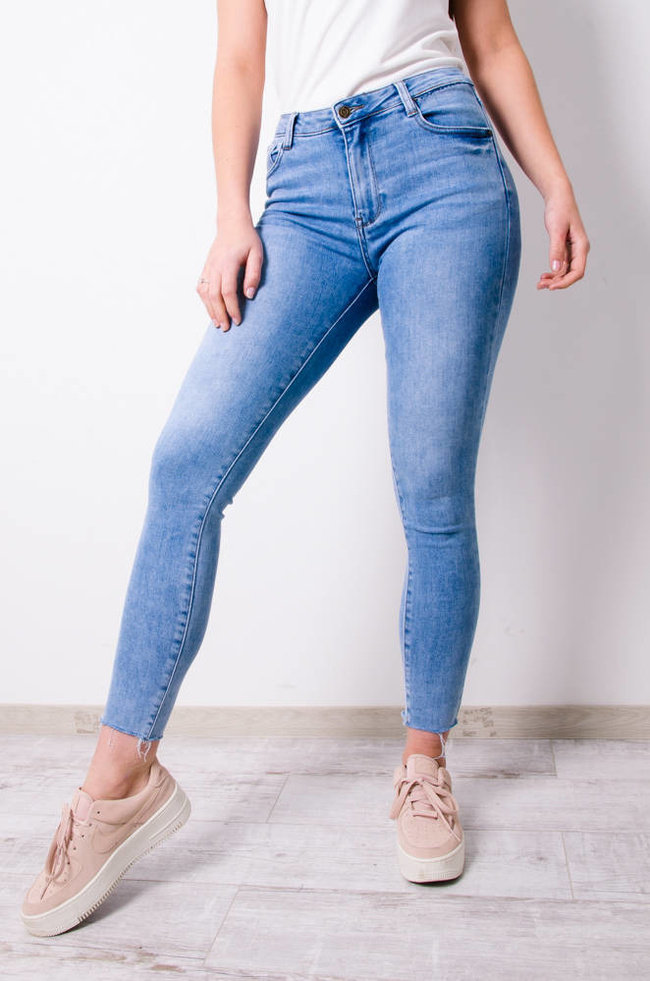 SPODNIE JASNE JEANSOWE IDEALNIE PRZYLEGAJĄCE