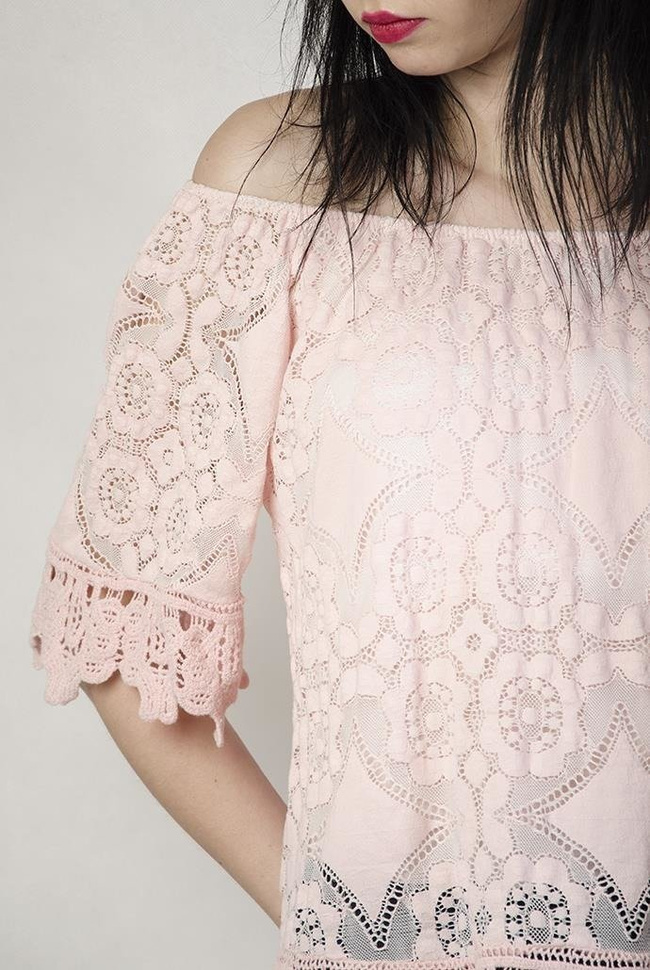 Jasnoróżowa bluzka z hiszpańskim dekoltem, z koronką