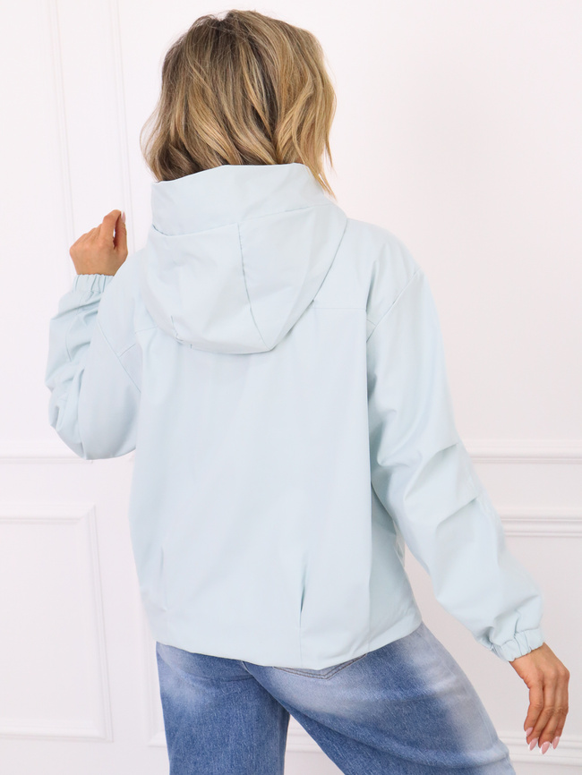 KURTKA PRZEJŚCIOWA Z KAPTUREM I KIESZENIAMI ZAPINANYMI NA ZAMEK- NIEBIESKA