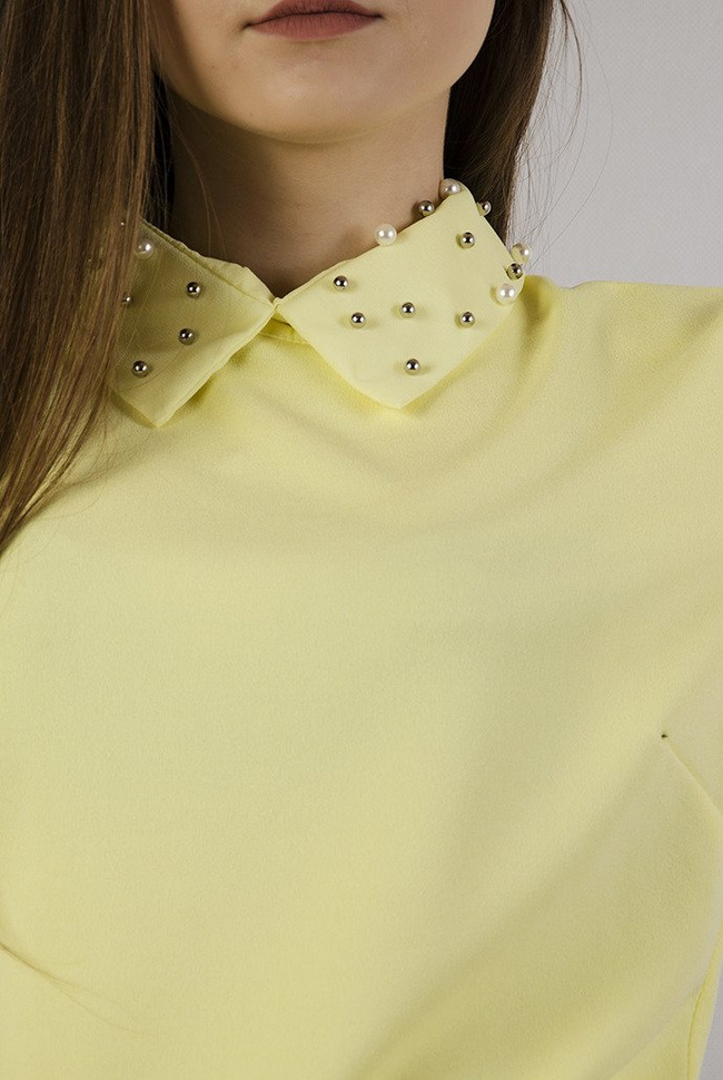 Żółta bluzka z kołnierzem w koraliki 