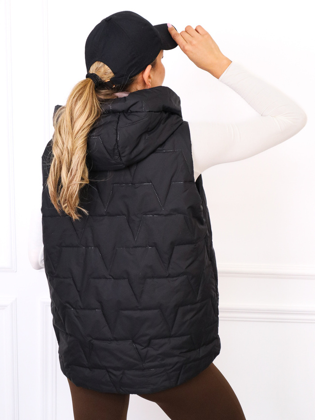 KAMIZELKA Z KAPTUREM I NASZYWKĄ- CZARNA
