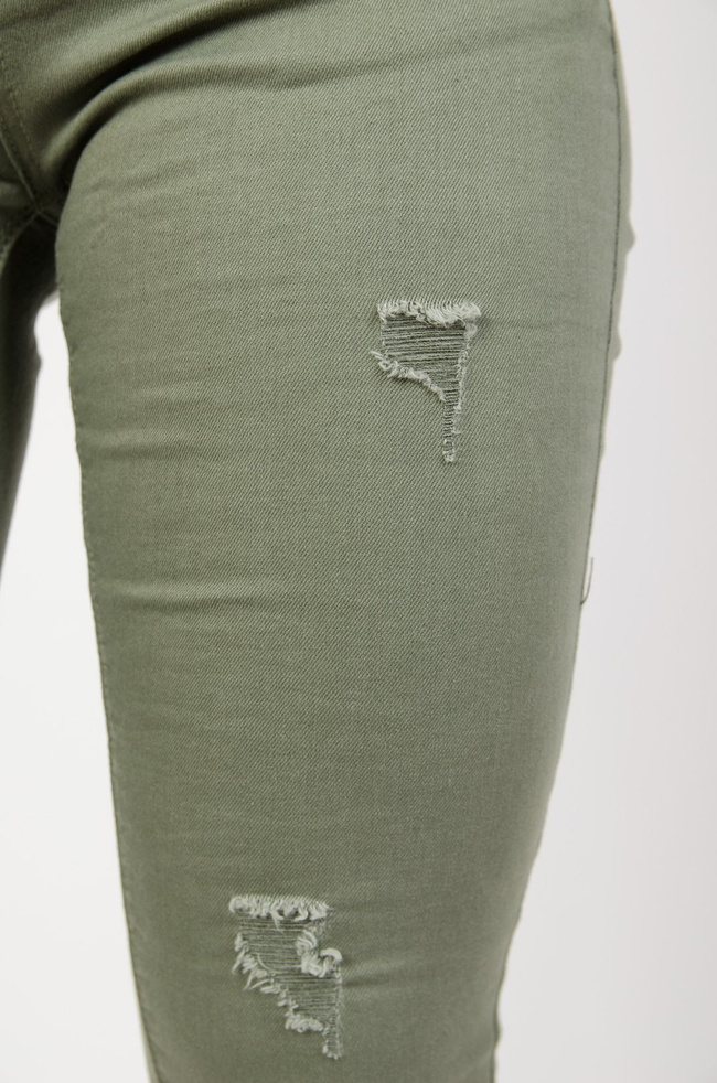 Zielone spodnie z przetarciami