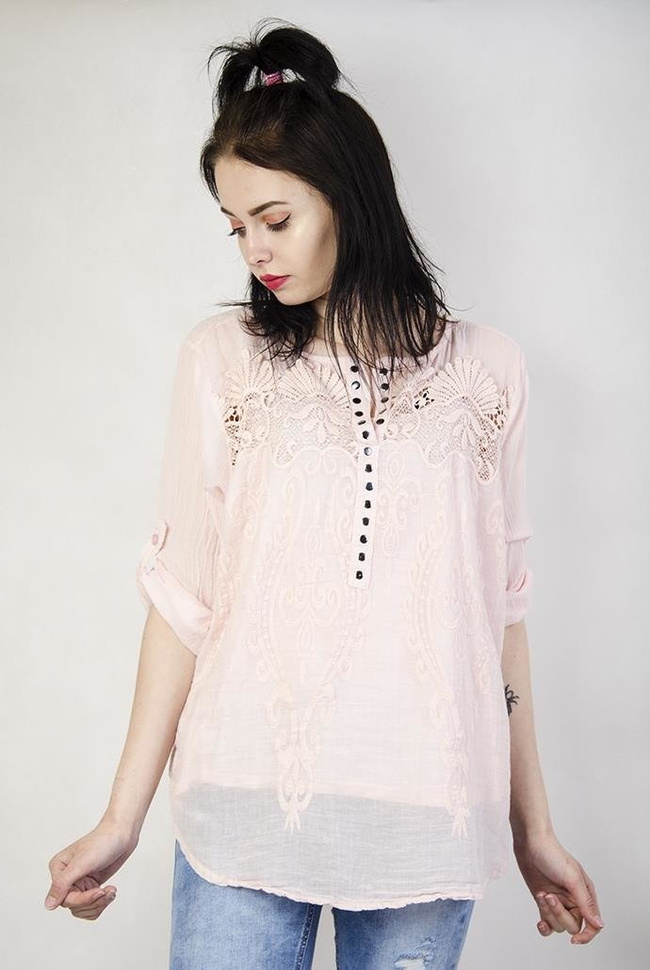 Jasnoróżowa bluzka koszulowa z ażurowym zdobieniem przy dekolcie