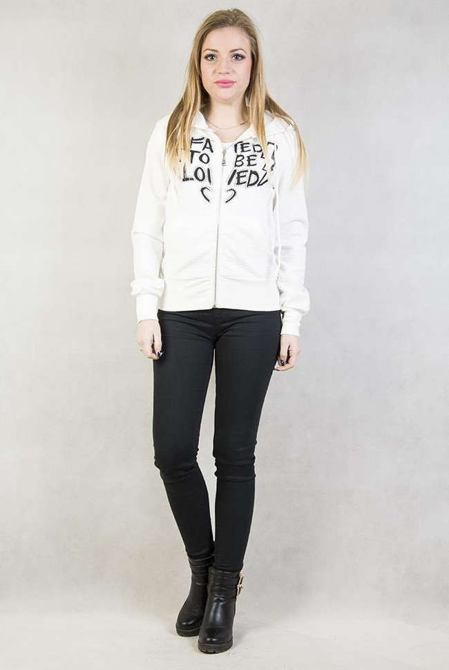 Biała bluza z napisem "Fated to be loved"