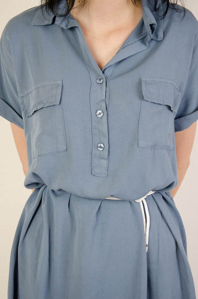 NIEBIESKA SUKIENKA SZMIZJERKA WIĄZANA W PASIE 