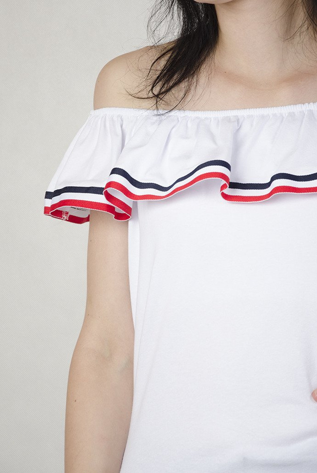 Biała bluzka z hiszpańskim dekoltem.