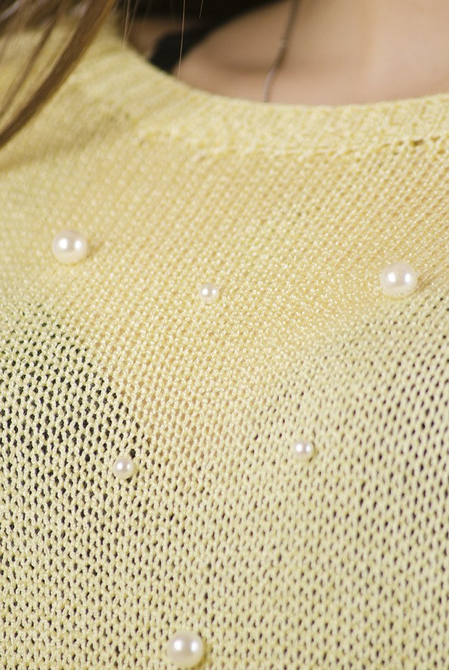 Żółty sweter z koralikami