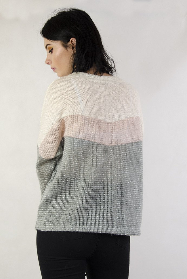 Trzykolorowy sweterek z przypinką flamingiem