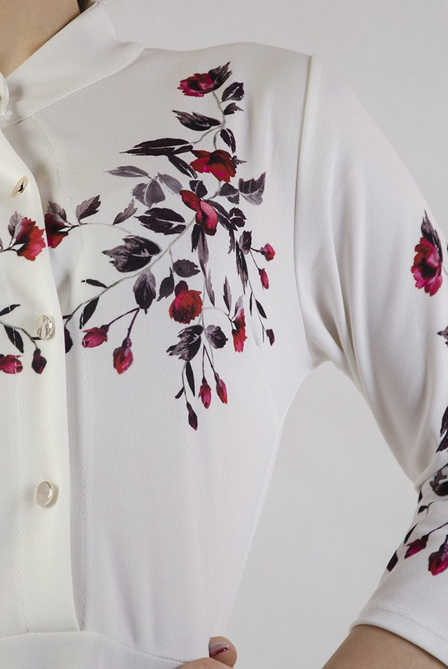 Biała sukienka z kwiatami