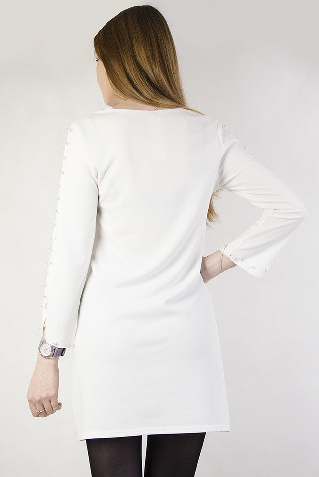 Biała dopasowana sukienka z perłami na rękawach