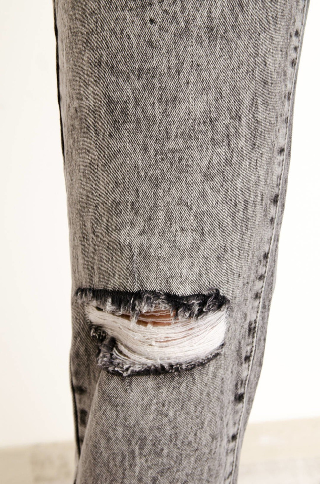 SZARE SPODNIE JEANSOWE MOM FIT Z WYCIECIEM W TALII