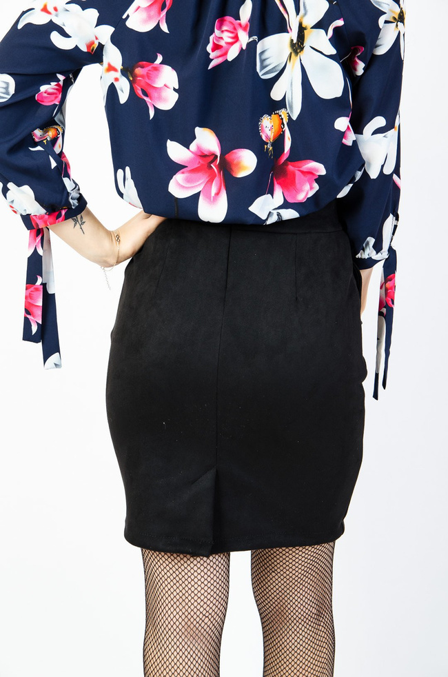 Czarna zamszowa ołówkowa spódnica z paskiem oraz zamkiem z tyłu.