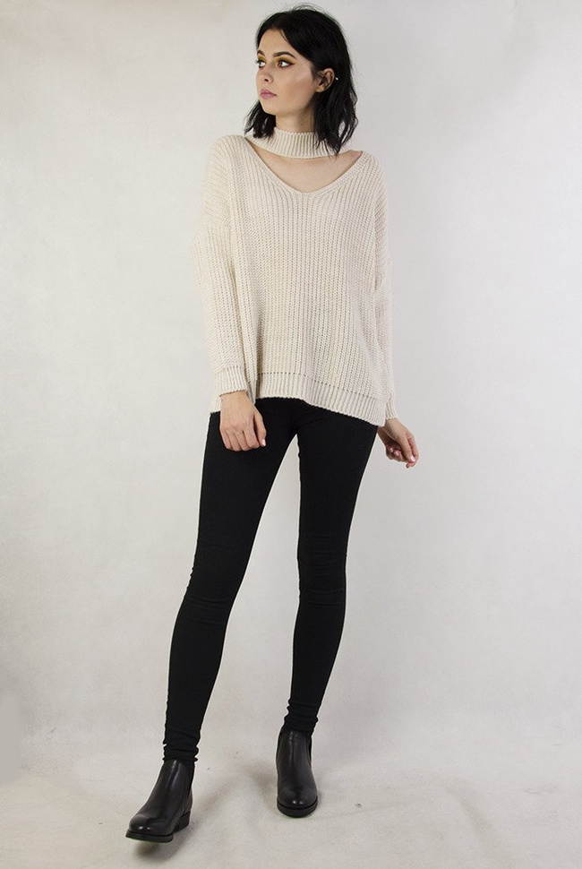 Beżowy sweter ze stójką