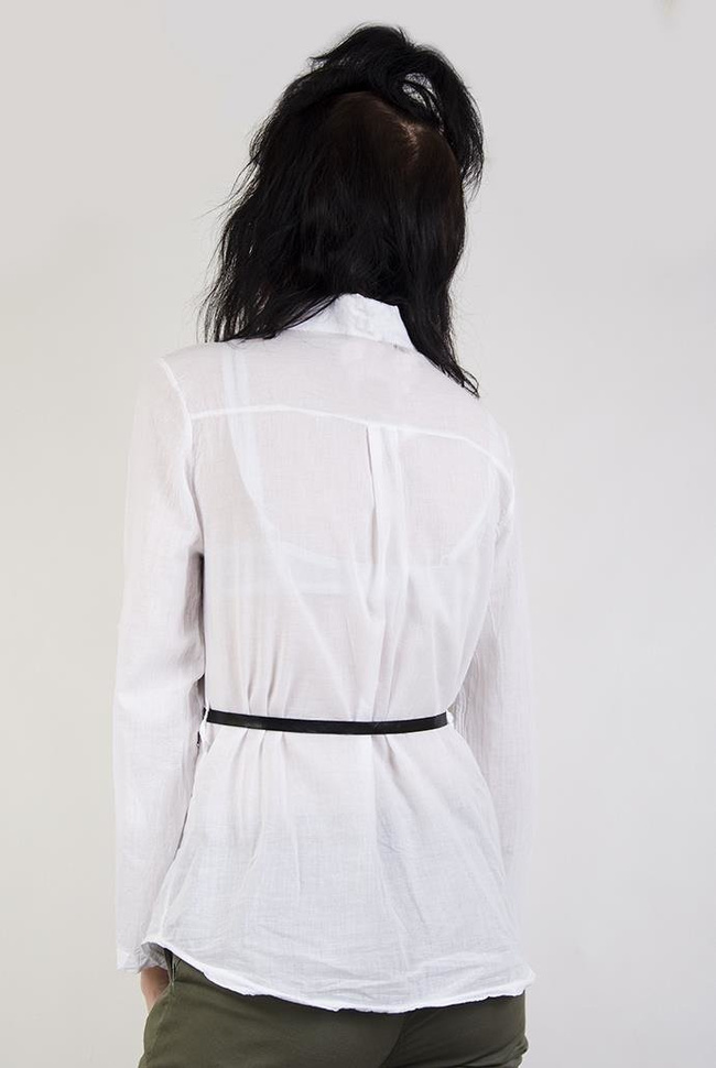 Biała koszula z czarnym wiązaniem w pasie