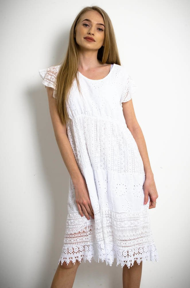 BIAŁA AŻUROWA SUKIENKA MIDI Z KORONKOWYMI WSTAWKAMI