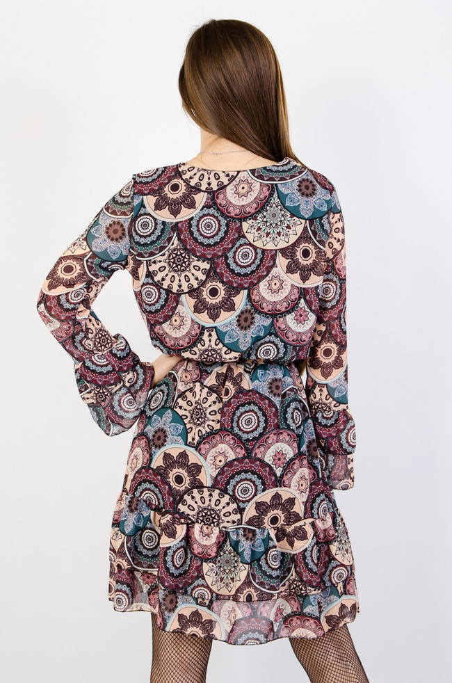 Wzorzysta sukienka z wiązaniem w pasie,falbaną na dole oraz rękawach