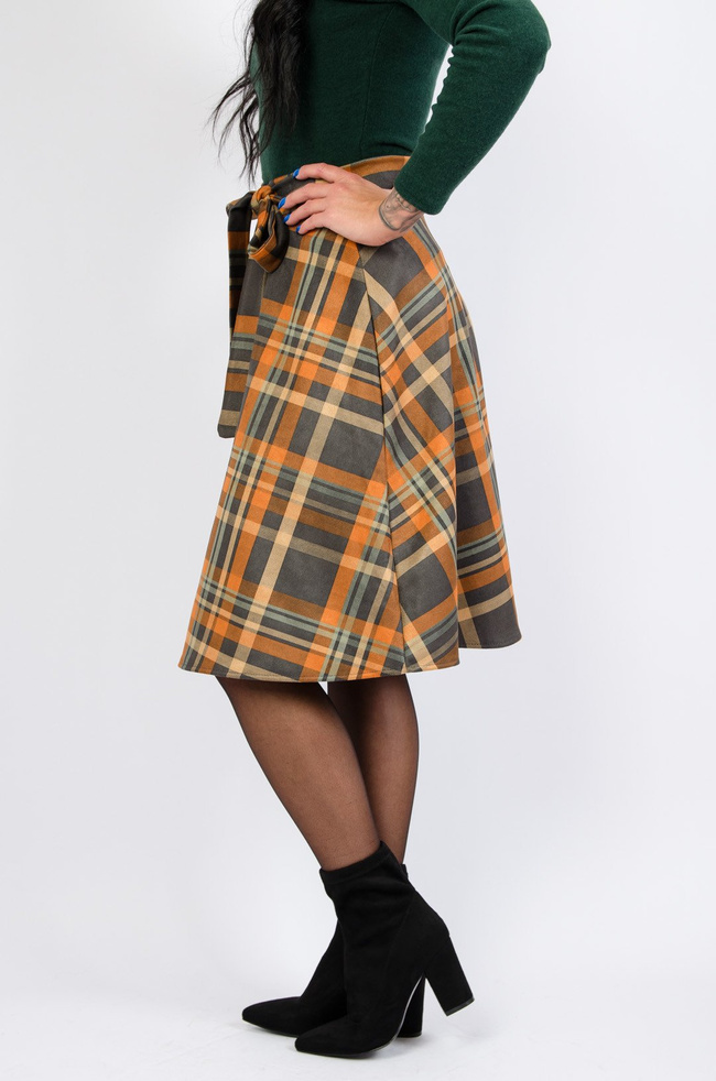 Rozkloszowana spódnica midi w kratę