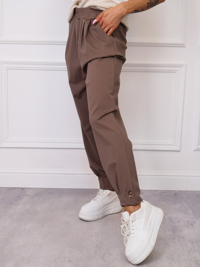 SPODNIE MATERIAŁOWE Z OZDOBNYMI GUZIKAMI NA DOLE NOGAWEK- FANGO