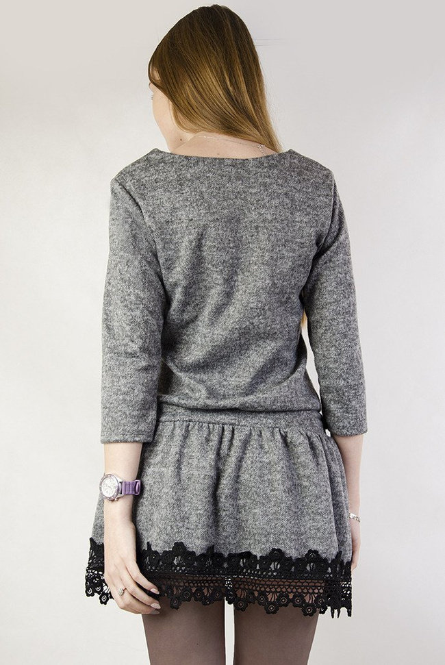 Ciemnoszara sukienka z wiązaniem w pasie oraz koronka na rękawach