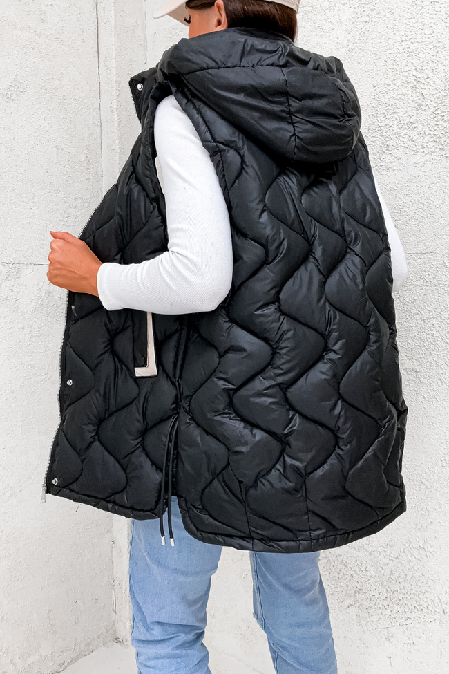 KAMIZELKA PIKOWANA Z KAPTUREM I ŚCIĄGACZAMI PO BOKACH- CZARNA