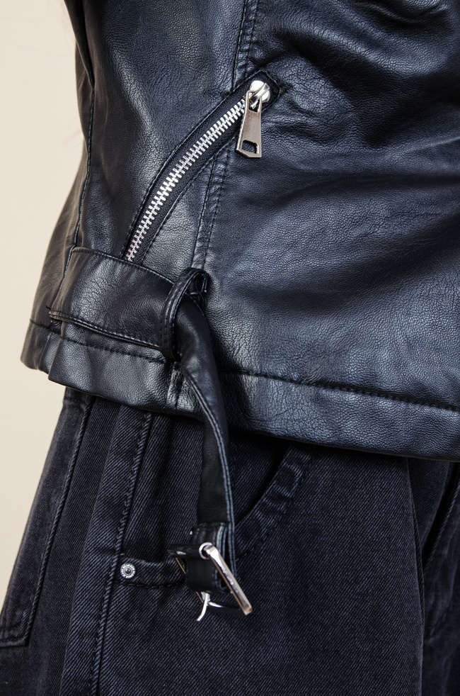 Czarna ramoneska z paskiem-imitacja skóry