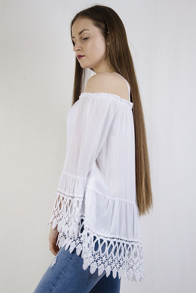 Biała bluzka z hiszpańskim dekoltem i ażurowymi wstawkami
