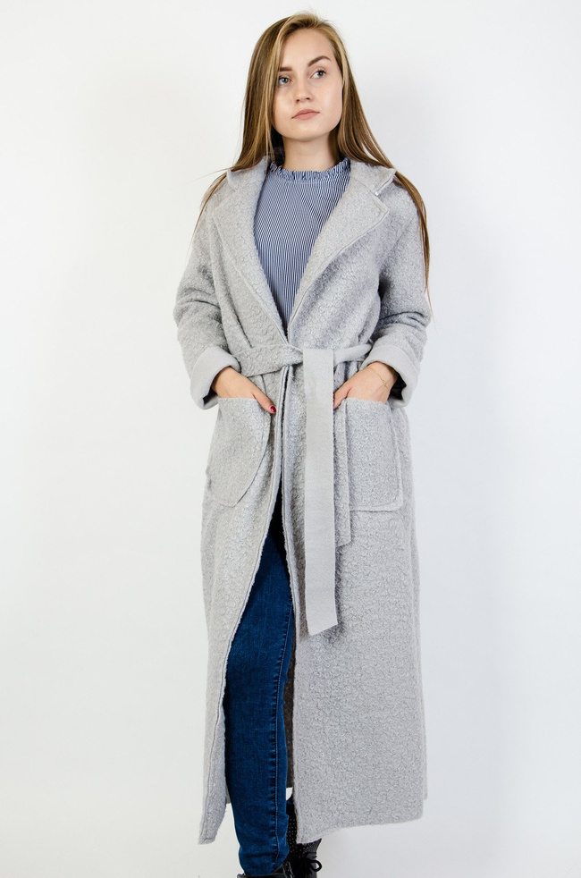Szary płaszcz wiązany w pasie