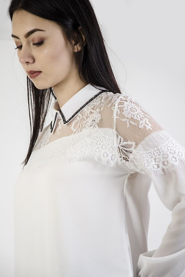 Biała koszula ze zdobionym kołnierzykiem