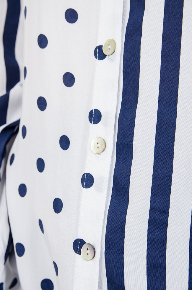 Biała koszula w granatowe grochy i pasy