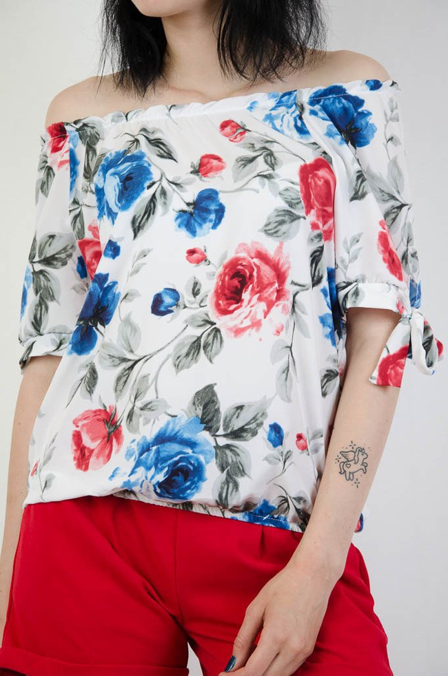 Biała bluzka w kolorowe kwiaty 