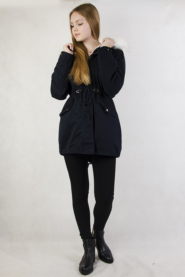 Granatowa kurtka parka z białym futerkiem