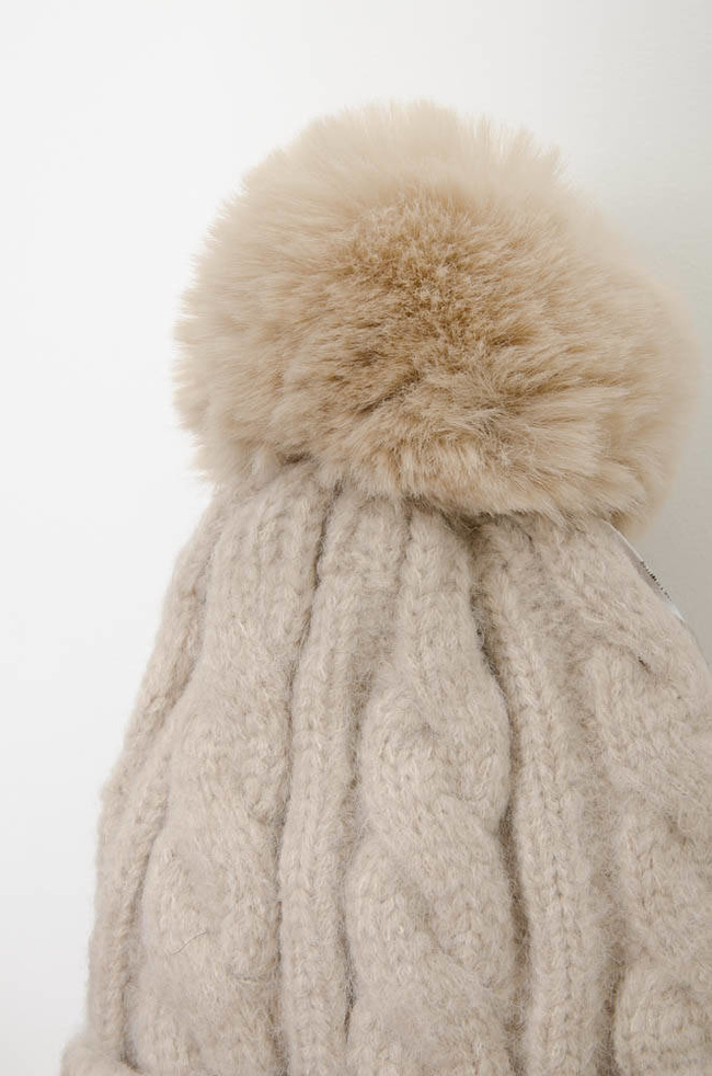 BEŻOWA ZIMOWA CZAPKA PLECIONA Z POMPONEM 